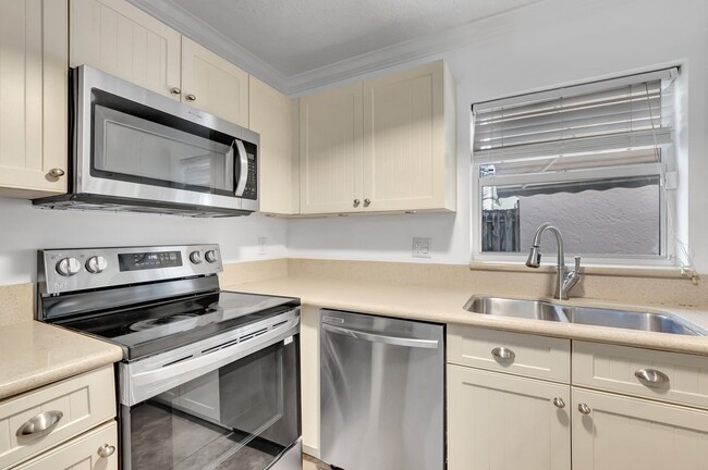 Building Photo - Boca Raton Modern Comfort Meets Florida Ch...