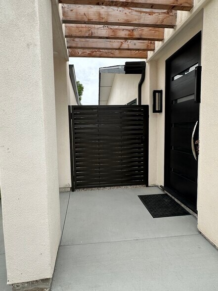 Building Photo - 270 Camino del Cerro Grande