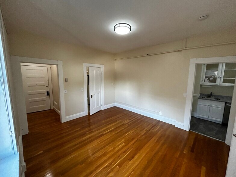 Building Photo - 1402 Beacon St