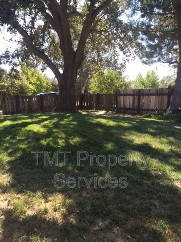 Building Photo - 1875 Templeton Rd