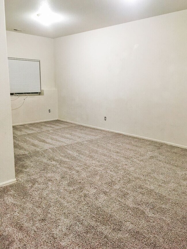 Building Photo - 3 Bedroom 3 Bath Rancher Town Home 2 Car G...