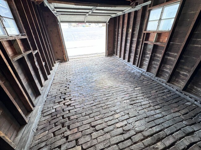 Building Photo - Gorgeous Fully Renovated 4-Bed 1-Bath House In Christy Park!!!