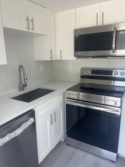 Building Photo - 622 SW 7th Ave