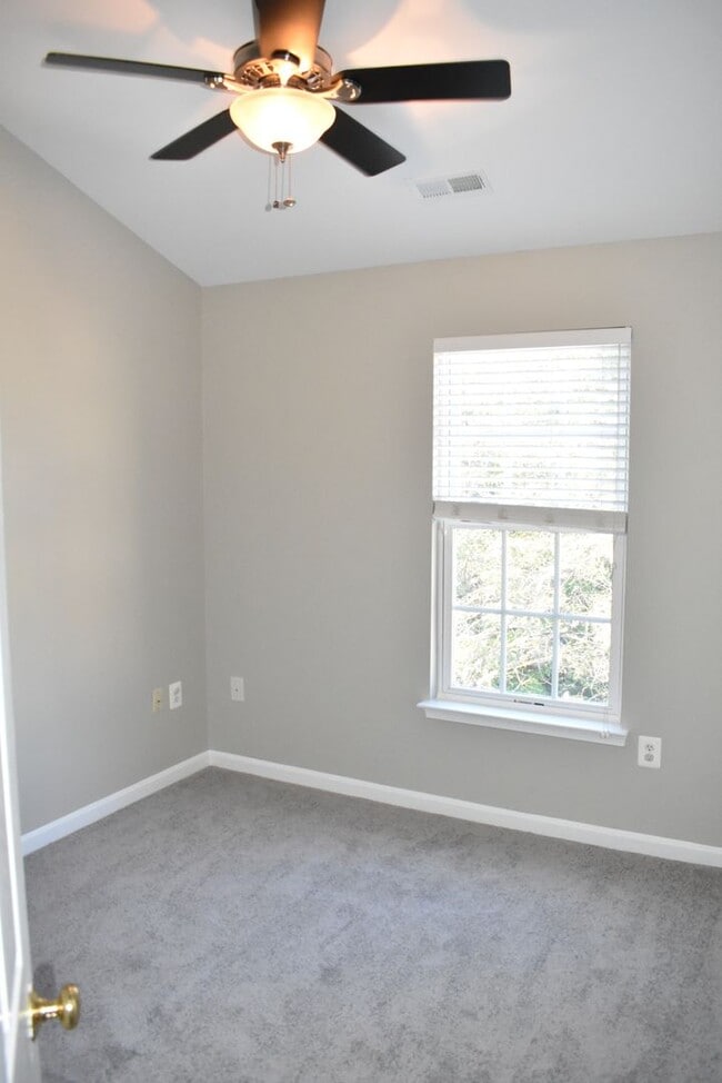 Building Photo - North Stafford End Unit Townhome !!