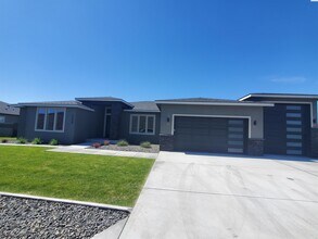 Building Photo - FOR RENT SOUTHCLIFFE