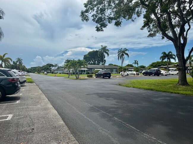 Building Photo - 705 High Point Blvd N
