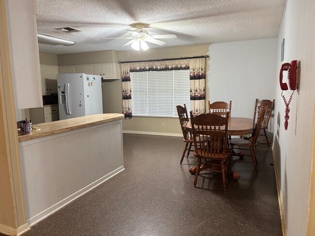 Building Photo - 3987 TX-304