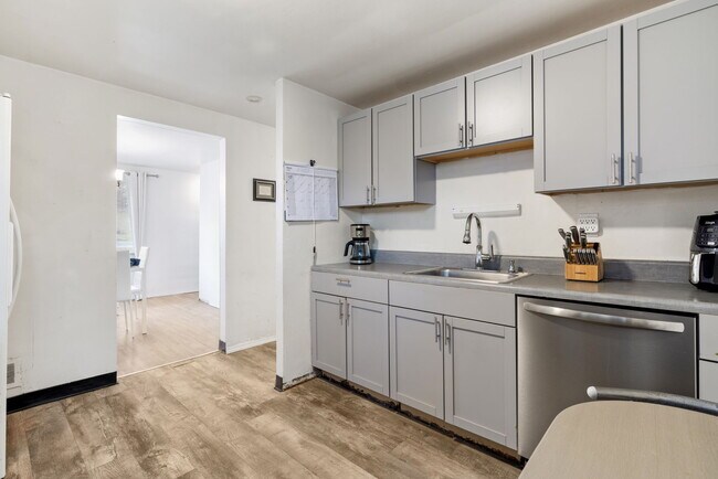Kitchen - 402 College Park Dr