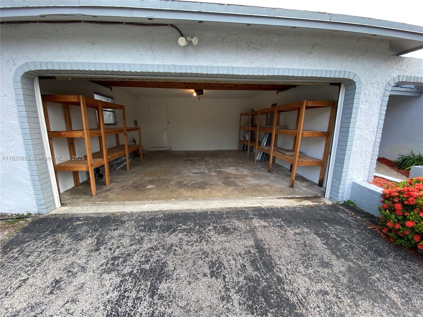 Building Photo - 8250 Southampton Dr