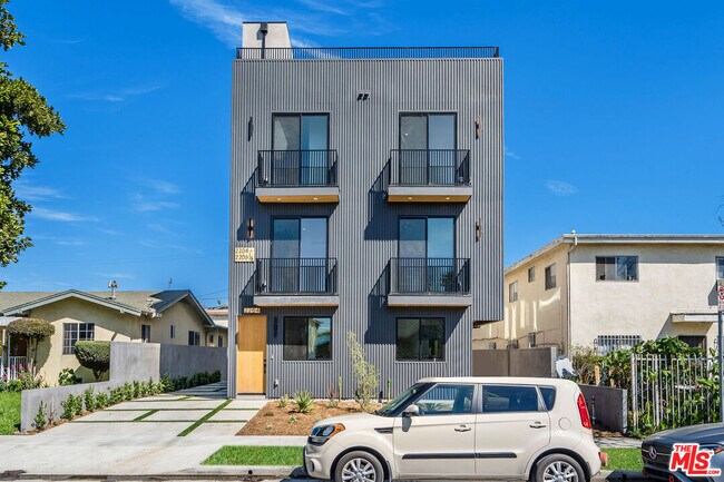 Building Photo - 2204 1/2 Carmona Ave