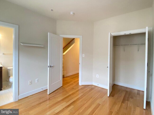 Building Photo - 924 King Farm Blvd