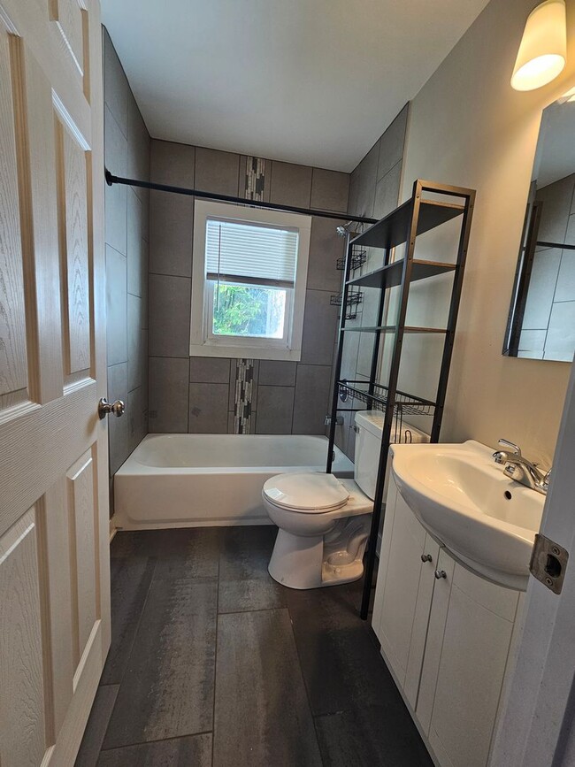 Building Photo - 2 bed 1 bath with Garage