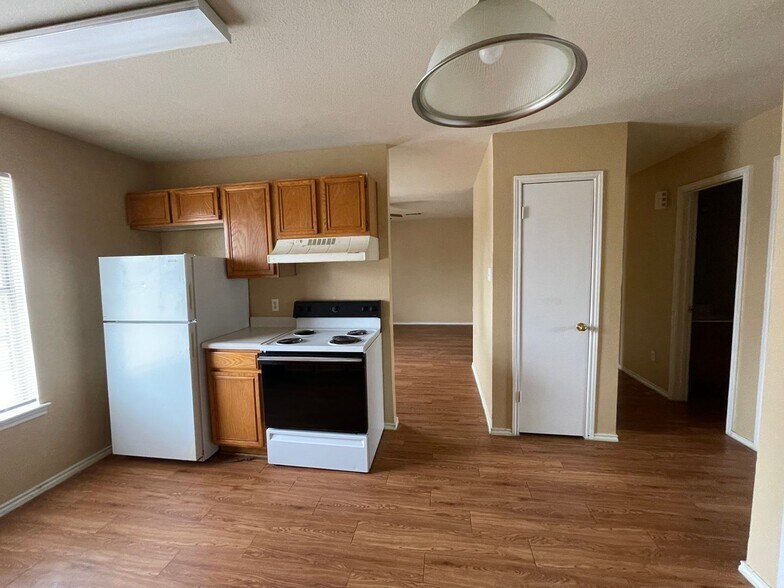 Building Photo - 1603 Cedarhill Dr