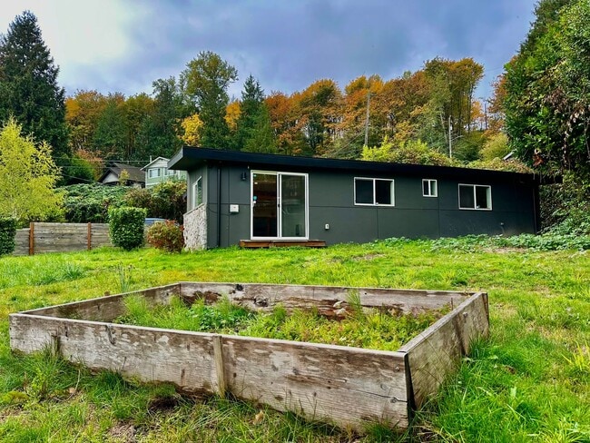 Building Photo - Stylish 4-Bed, 3-Bath Home in South Seattle