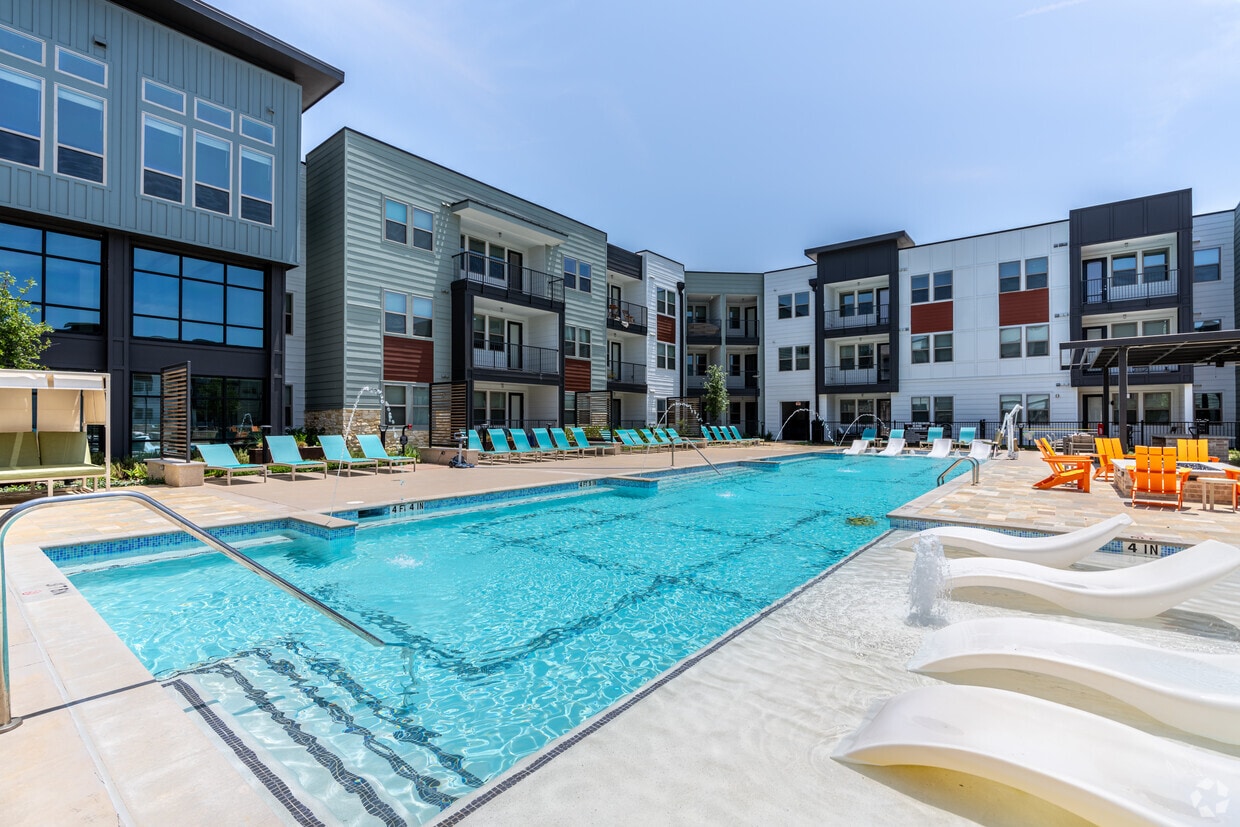 Primary Photo - Birdie on Woodland Greens