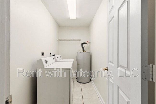 Building Photo - 735 Putnam Dr