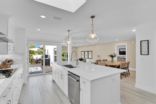 Building Photo - 17026 Bay St