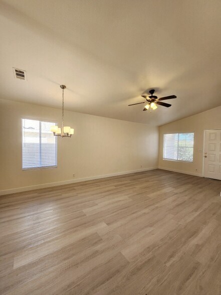 Building Photo - 8472 W Gilmore Ave