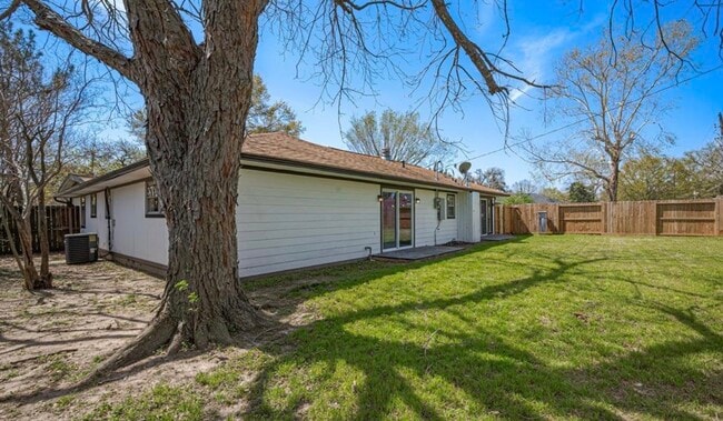 Building Photo - 5502 Hewitt Dr