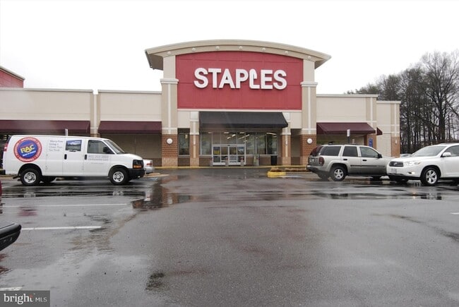 Building Photo - 8703 Village Green Ct