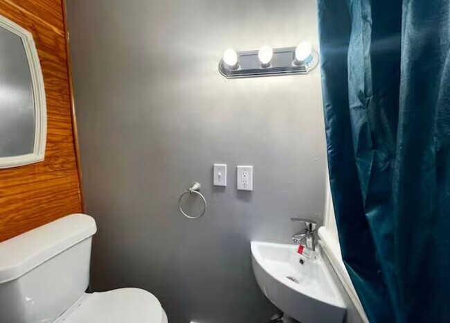 Building Photo - Spacious Cleveland Heights Home in Desirable Neighborhood!