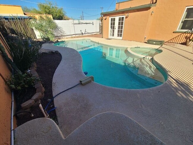 Building Photo - Charming 2 bedroom 1 bathroom