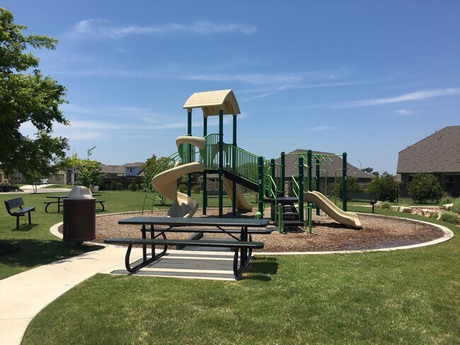 Building Photo - 4-Bedroom Home in Oak Creek - Highly Sough...