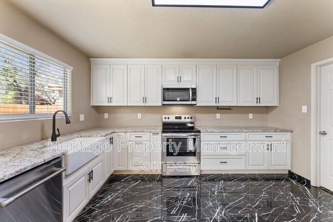 Building Photo - 5819 Providence Oak
