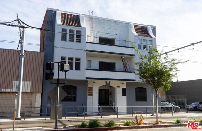 Primary Photo - 1420 Flower St