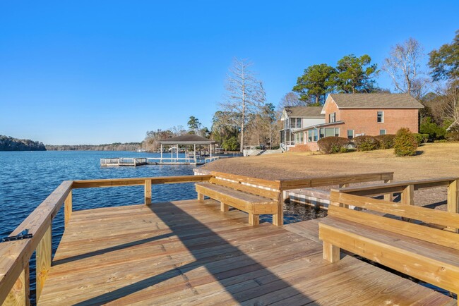 Building Photo - Lake Talquin - LAKEFRONT- Furnished 3 bedr...