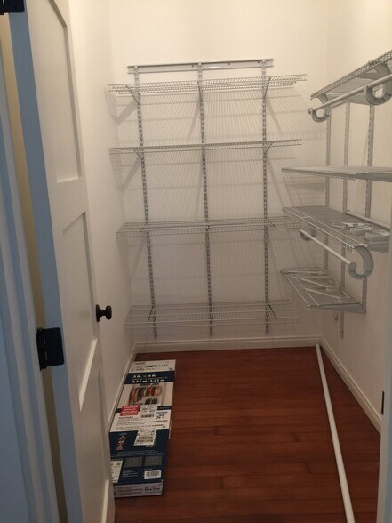 Building Photo - 5046 La Roda Ave