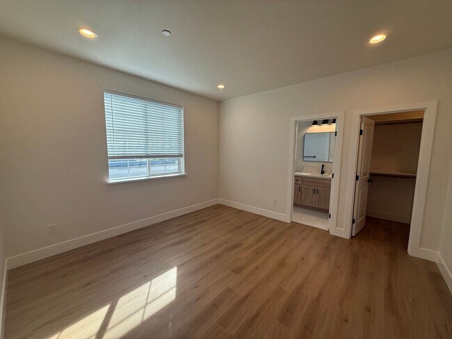 Building Photo - 8461001/85