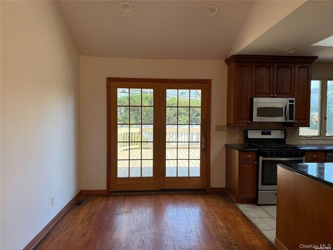 Building Photo - 11 Syosset Cir