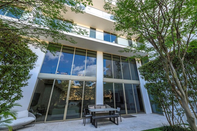 Building Photo - 300 Collins Ave