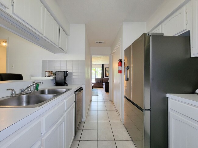 Building Photo - Two bedrooms two 1/2 bath townhome on Galv...