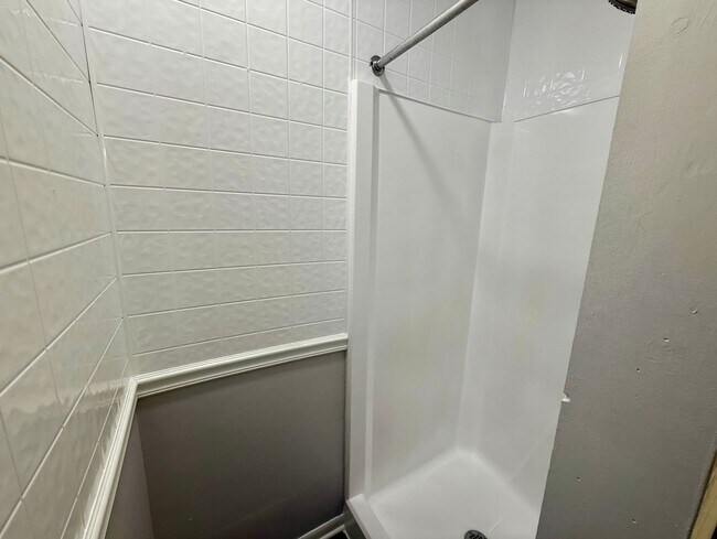 Building Photo - 2081-2083 Shangrai La Dr SE