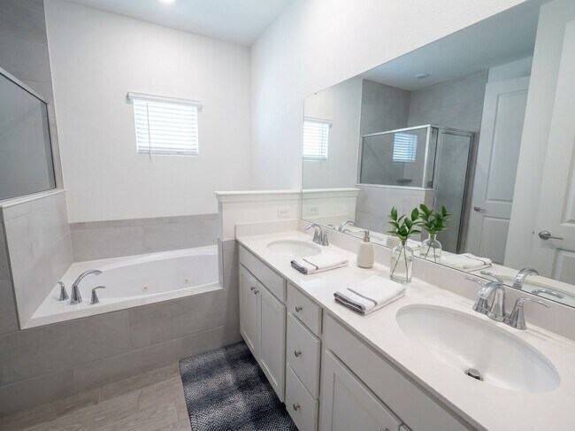 Building Photo - 450 Kingbird Dr
