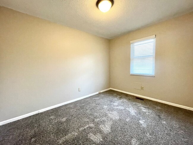 Building Photo - Large 3 bedroom + Large Bonus Room for Rent!