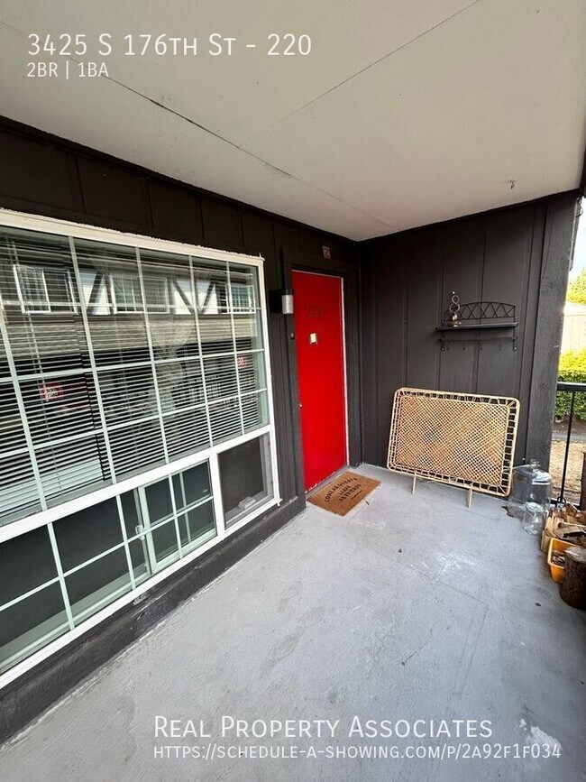 Building Photo - 3425 S 176th St