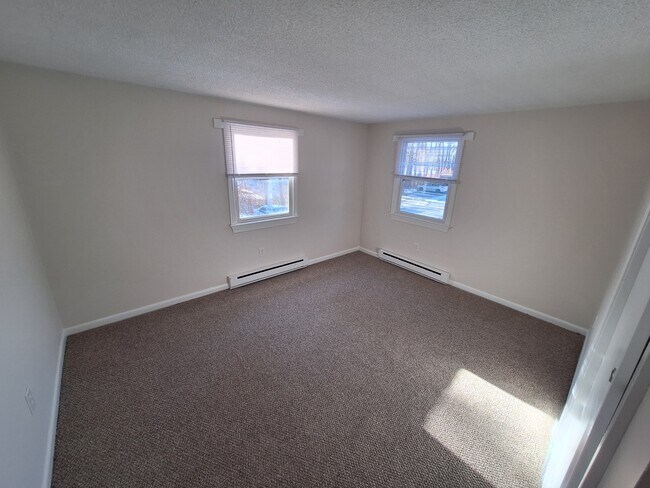 Building Photo - 204 Elm St