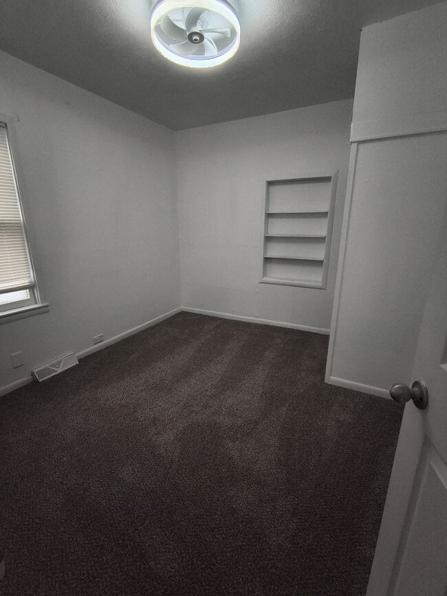 Building Photo - Spacious 3 Bedroom Home in Council Bluffs – Fully Updated!