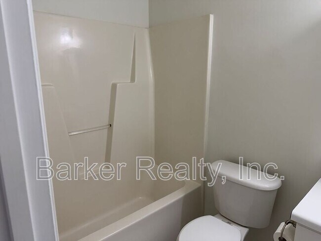 Building Photo - 704 Southampton Dr
