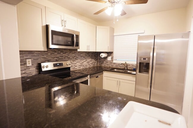 Building Photo - 3000 Sunrise Lakes Dr W
