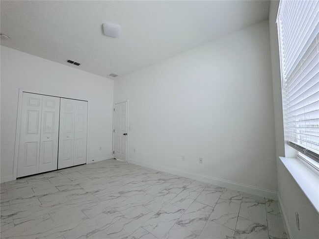 Building Photo - 725 Dennis Ave