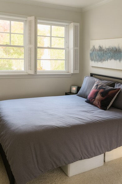 Building Photo - 1252 Devon Ave