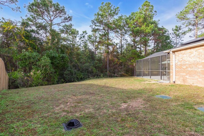 Building Photo - Crestview with a pool!!