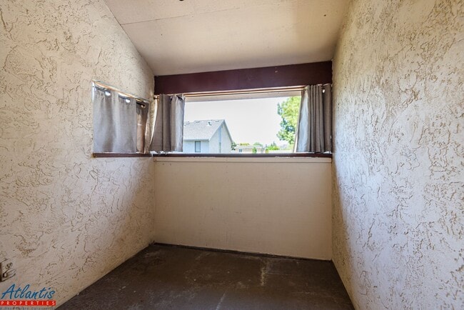 Building Photo - Lovely Condo | Garage | A/C | In-Unit Laundry