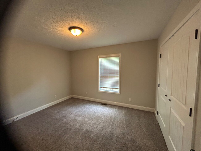 Building Photo - 3-Bedroom Ranch Style Home with 2 Full Bat...