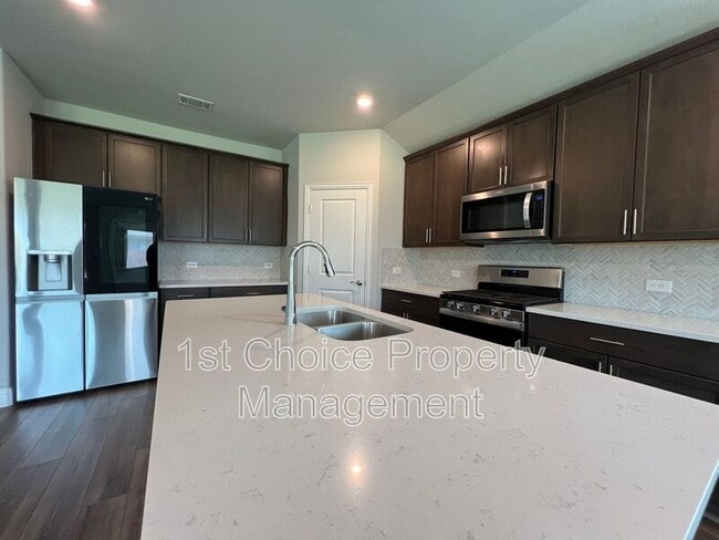 Building Photo - 2101 Sun Star Dr