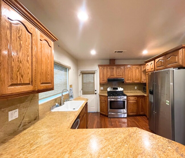 Building Photo - Centrally Located LA Home Near SoFi Stadium with Yard & Parking - MOVE IN READY